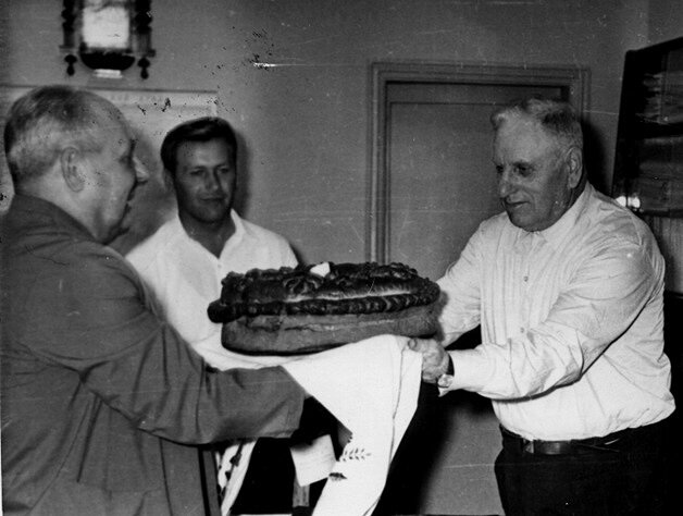 1969 г. П.П. Лукьяненко принимает благодарность от председателя украинского колхоза за озимую пшеницу. Каравай испечен из муки его сорта.
